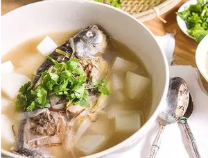 萝卜鲫鱼汤