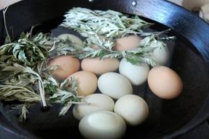 艾叶煮鸡蛋
