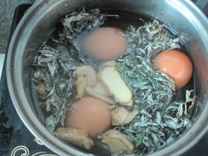 艾叶生姜煨鸡蛋
