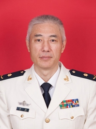 何勍